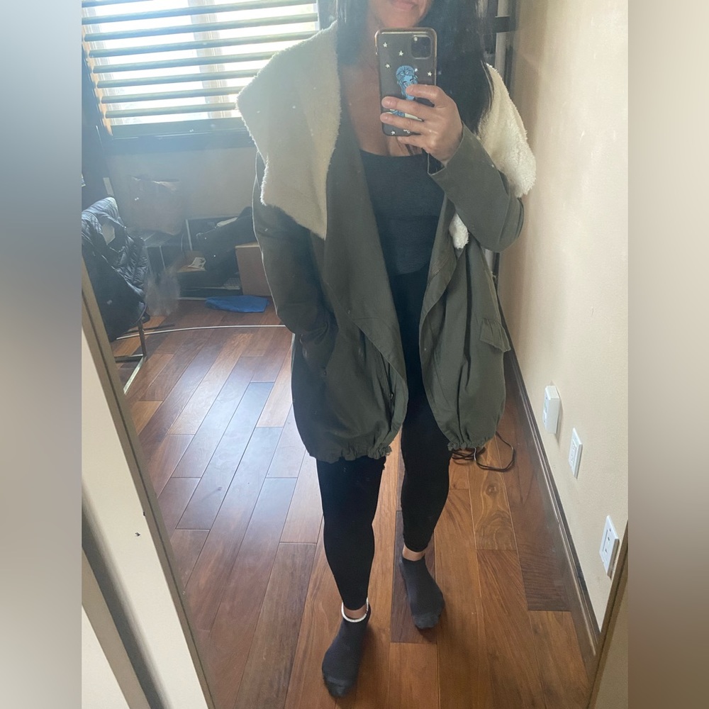 La Hearts army green faux fur collar zips and back mid slit drawstring size M